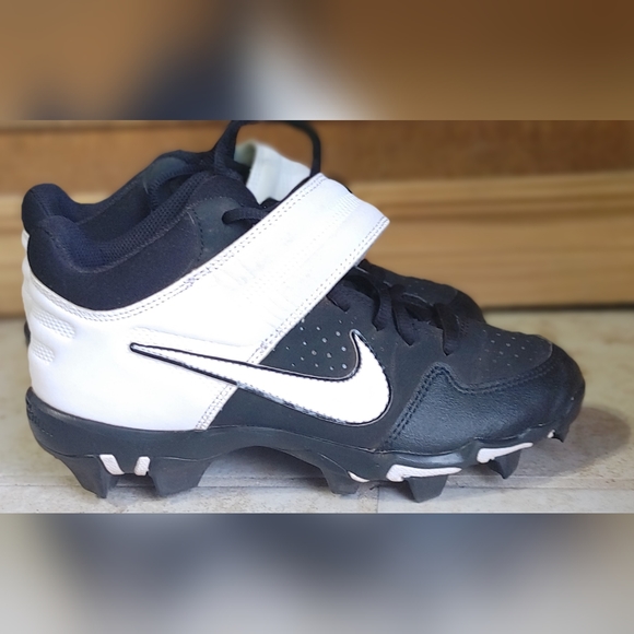 Nike Baseball Cleats - Picture 1 of 3